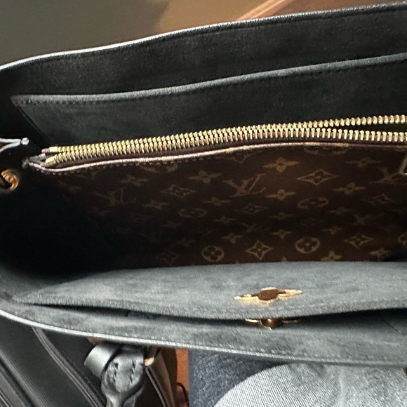 Louis Vuitton shoulder bag barely used comes with dust bag as well - Picture 5 of 10